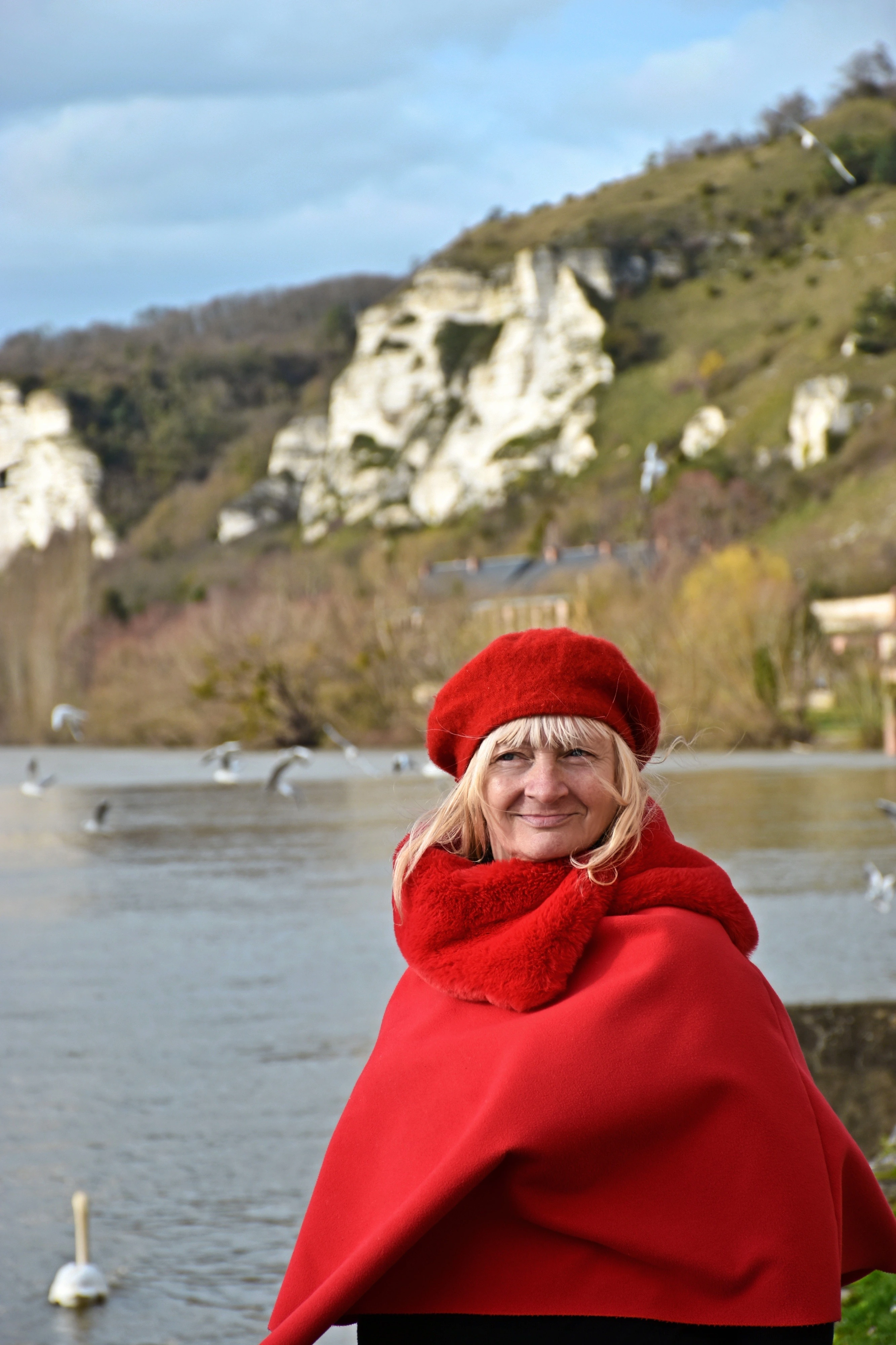 Portrait en couleur d'une femme au bord de la scène avec les falaises normandes en arrière plan